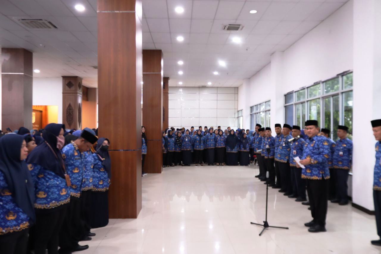 Penjabat (Pj.) Wali Kota Lubuk Linggau, H. Koimudin, memimpin Apel Gabungan Pembinaan Netralitas Aparatur Sipil Negara (ASN) di lingkungan Pemerintah Kota (Pemkot) Lubuklinggau tahun 2024, di Perkantoran Pemerintah Kota (Pemkot) Wali Kota Lubuk Linggau, pada hari Kamis, tanggal 21 November 2024. (foto : dinkominfo lubuklinggau)
