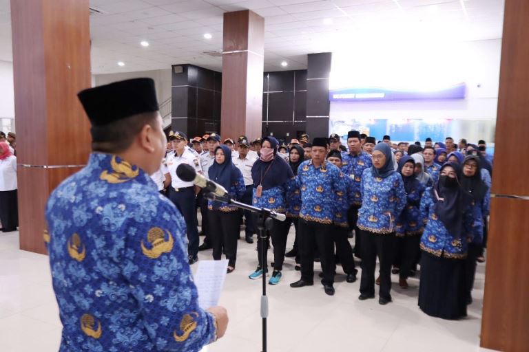 Penjabat (Pj.) Wali Kota Lubuk Linggau, H. Koimudin, memimpin Apel Gabungan Pembinaan Netralitas Aparatur Sipil Negara (ASN) di lingkungan Pemerintah Kota (Pemkot) Lubuklinggau tahun 2024, di Perkantoran Pemerintah Kota (Pemkot) Wali Kota Lubuk Linggau, pada hari Kamis, tanggal 21 November 2024. (foto : dinkominfo lubuklinggau)