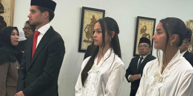 Kevin Diks, Estella Loupattij, dan Noa Leatomu diambil sumpah dan janji setia sebagai Warga Negara Indonesia di di Kedutaan Besar (Kedubes) Indonesia di Kopenhagen, Denmark, pada hari Jum'at, tanggal 8 November 2024. (foto : pssi.org)