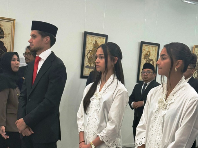 Kevin Diks, Estella Loupattij, dan Noa Leatomu diambil sumpah dan janji setia sebagai Warga Negara Indonesia di di Kedutaan Besar (Kedubes) Indonesia di Kopenhagen, Denmark, pada hari Jum'at, tanggal 8 November 2024. (foto : pssi.org)