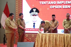 Penjabat (Pj.) Gubernur Provinsi Sumatera Selatan (Sumsel), Elen Setiadi, menyaksikan penandatanganan perjanjian kerja sama antara Pemerintah Provinsi (Pemprov) Sumsel dengan 17 Kabupaten dan kota se-Sumsel. (BekisarMedia.id/Hairudin)