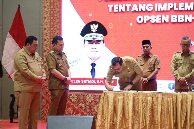 Penjabat (Pj.) Gubernur Provinsi Sumatera Selatan (Sumsel), Elen Setiadi, menyaksikan penandatanganan perjanjian kerja sama antara Pemerintah Provinsi (Pemprov) Sumsel dengan 17 Kabupaten dan kota se-Sumsel. (BekisarMedia.id/Hairudin)