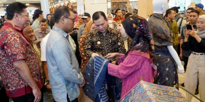 Penjabat (Pj.) Gubernur Provinsi Sumatera Selatan (Sumsel), Elen Setiadi, didampingi Pj. Ketua Dekranasda Sumsel, Melza Elen Setiadi, secara resmi membuka Semarak UMKM Sriwijaya tahun 2024 yang diselenggarakan oleh Bank Indonesia Perwakilan Sumsel, di Atrium Palembang Indah Mal (PIM), pada hari Jum'at sore, tanggal 25 Oktober 2024. (foto : Humas Pemprov Sumsel)