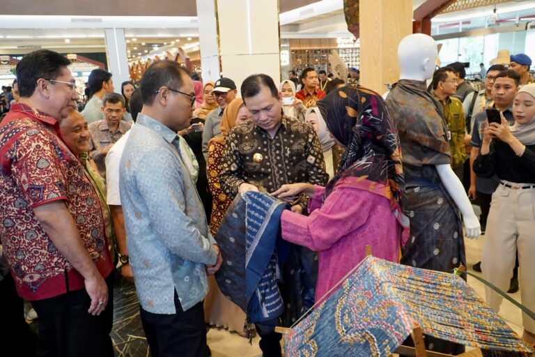 Penjabat (Pj.) Gubernur Provinsi Sumatera Selatan (Sumsel), Elen Setiadi, didampingi Pj. Ketua Dekranasda Sumsel, Melza Elen Setiadi, secara resmi membuka Semarak UMKM Sriwijaya tahun 2024 yang diselenggarakan oleh Bank Indonesia Perwakilan Sumsel, di Atrium Palembang Indah Mal (PIM), pada hari Jum'at sore, tanggal 25 Oktober 2024. (foto : Humas Pemprov Sumsel)