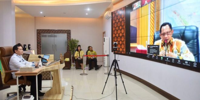Penjabat (Pj.) Gubernur Provinsi Sumatera Selatan (Sumsel), Elen Setiadi, menghadiri Rapat Koordinasi (Rakor) Pembahasan Maraknya Isu Pemutusan Hubungan Kerja (PHK) dan Persiapan dalam Penetapan Upah Minimum 2025, yang diselenggarakan oleh Kementerian Dalam Negeri (Kemendagri) Republik Indonesia dan Kementerian Tenaga Kerja, secara virtual di Command Center Kantor Gubernur, pada hari Kamis, tanggal 31 Oktober 2024. (foto : Humas Pemprov Sumsel)
