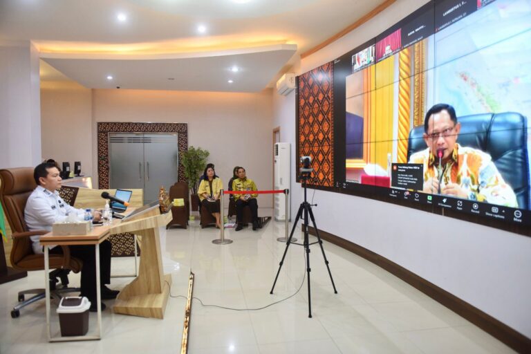 Penjabat (Pj.) Gubernur Provinsi Sumatera Selatan (Sumsel), Elen Setiadi, menghadiri Rapat Koordinasi (Rakor) Pembahasan Maraknya Isu Pemutusan Hubungan Kerja (PHK) dan Persiapan dalam Penetapan Upah Minimum 2025, yang diselenggarakan oleh Kementerian Dalam Negeri (Kemendagri) Republik Indonesia dan Kementerian Tenaga Kerja, secara virtual di Command Center Kantor Gubernur, pada hari Kamis, tanggal 31 Oktober 2024. (foto : Humas Pemprov Sumsel)