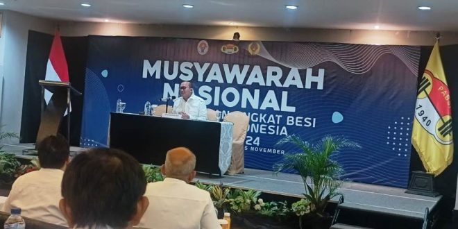 Ketua Umum Pengurus Besar Perkumpulan Angkat Besi Seluruh Indonesia Periode 2024-2028, Rosan Roeslani, menyampaikan visi dan misi kepada perwakilan Pengurus Provinsi yang hadir dalam Musyawarah Nasional yang digelar di Hotel Grand Kemang, Jakarta Selatan, hari Selasa, tanggal 5 November 2024. (foto : Oyong Hairudin)