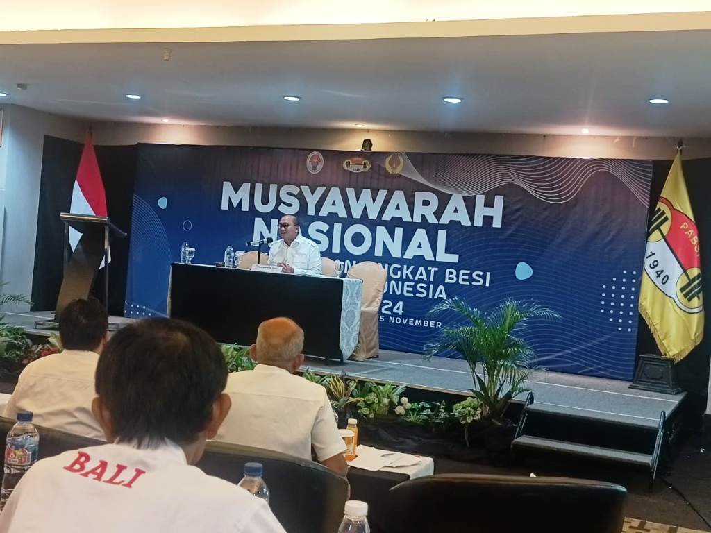 Ketua Umum Pengurus Besar Perkumpulan Angkat Besi Seluruh Indonesia Periode 2024-2028, Rosan Roeslani, menyampaikan visi dan misi kepada perwakilan Pengurus Provinsi yang hadir dalam Musyawarah Nasional yang digelar di Hotel Grand Kemang, Jakarta Selatan, hari Selasa, tanggal 5 November 2024. (foto : Oyong Hairudin)
