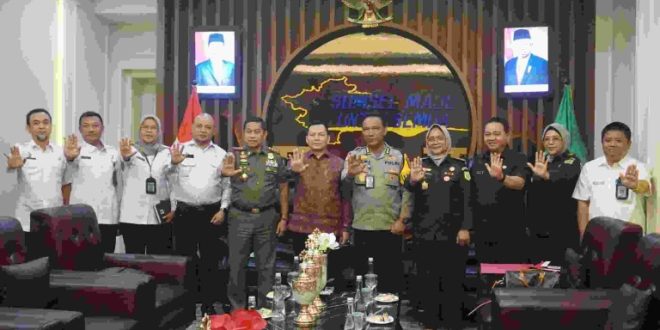 Penjabat (Pj.) Gubernur Provinsi Sumatera Selatan (Sumsel), Elen Setiadi, menerima Ketua Satuan Tugas (Satgas) Sapu Bersih (Saber) Pungutan Liar (Pungli) Unit Pemberantasan Pungli (UPP) Provinsi Sumatera Selatan beserta pengurus, dalam rangka Silaturahmi di Ruang Tamu Gubernur Sumsel, pada hari Rabu, tanggal 16 Oktober 2024. (BekisarMedia.id/Angga)