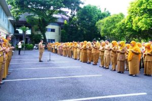 Penjabat (Pj.) Bupati Kabupaten Musi Banyuasin (Muba), Sandi Fahlepi, memimpin apel pagi pada hari Senin, tanggal 25 November 2024. (foto : dinkominfo muba)