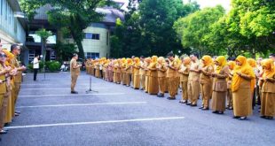 Penjabat (Pj.) Bupati Kabupaten Musi Banyuasin (Muba), Sandi Fahlepi, memimpin apel pagi pada hari Senin, tanggal 25 November 2024. (foto : dinkominfo muba)