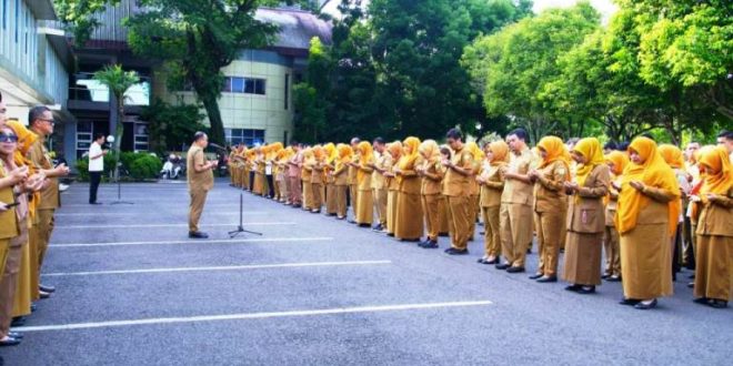 Penjabat (Pj.) Bupati Kabupaten Musi Banyuasin (Muba), Sandi Fahlepi, memimpin apel pagi pada hari Senin, tanggal 25 November 2024. (foto : dinkominfo muba)