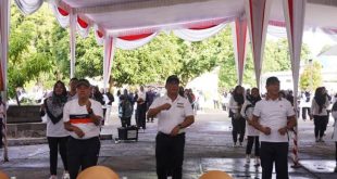 Rangkaian Hari Ulang Tahun (HUT) RSUD Sekayu ke-87 dan Hari Kesehatan Nasional (HKN) ke 60, digelar acara senam bersama, pada hari Jum'at, tanggal 22 November 2024, di Lapangan Eks Akper RSUD Sekayu. (bekisarmedia.id/eka)