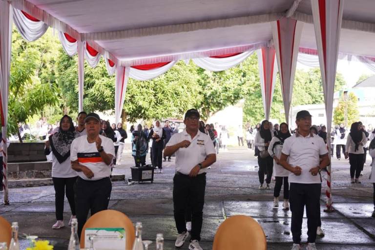 Rangkaian Hari Ulang Tahun (HUT) RSUD Sekayu ke-87 dan Hari Kesehatan Nasional (HKN) ke 60, digelar acara senam bersama, pada hari Jum'at, tanggal 22 November 2024, di Lapangan Eks Akper RSUD Sekayu. (bekisarmedia.id/eka)