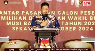 Ketua Komisi Pemilihan Umum Daerah (KPUD) Kabupaten Musi Banyuasin (Muba), M. Sigid Nugroho, membuka secara resmi Debat Publik Pasangan Calon Bupati dan Wakil Bupati Kabupaten Musi Banyuasin (Muba) tahun 2024 tahap pertama. (foto : tangkapan layar channel youtube KPU Kabupaten Muba)