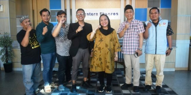 Calon Bupati Kabupaten Musi Banyuasin Periode 2025-2030, Hj. Lucianty, didampingi Edi Triono (kanan), Tim Komunikasi Pasangan Calon Bupati dan Wakil Bupati Kabupaten Musi Banyuasin, Hj. Lucianty dan H. Syaparuddin. (foto : Tim Komunikasi Paslon Hj. Lucianty dan H. Syaparuddin)