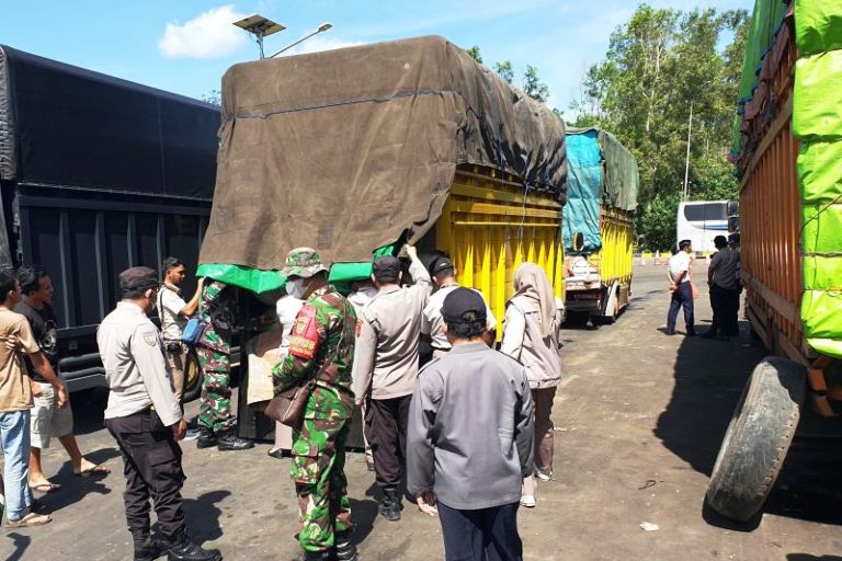 Balai Karantina Hewan, Ikan, dan Tumbuhan (BKHIT) Provinsi Sumatera Selatan (Sumsel) menggelar Operasi Patuh Karantina untuk menjamin hewan, ikan, dan tumbuhan yang dilalulintaskan antar provinsi pada momentum Natal dan Tahun Baru (Nataru) 2024-2025, bebas dari hama penyakit. (BekisarMedia.id/Laras)