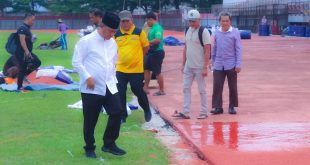 Sekretaris Daerah (Sekda) Kabupaten Musi Banyuasin (Muba), H. Apriyadi Mahmud, meninjau progres rehab Lintasan Atletik di Stadion Serasan Sekate, pada hari Jum'at, tanggal 6 Desember 2024. (BekisarMedia.id/Eka Sahputra)