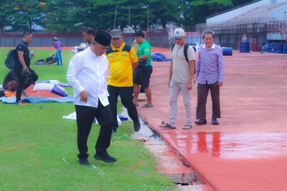 Sekretaris Daerah (Sekda) Kabupaten Musi Banyuasin (Muba), H. Apriyadi Mahmud, meninjau progres rehab Lintasan Atletik di Stadion Serasan Sekate, pada hari Jum'at, tanggal 6 Desember 2024. (BekisarMedia.id/Eka Sahputra)