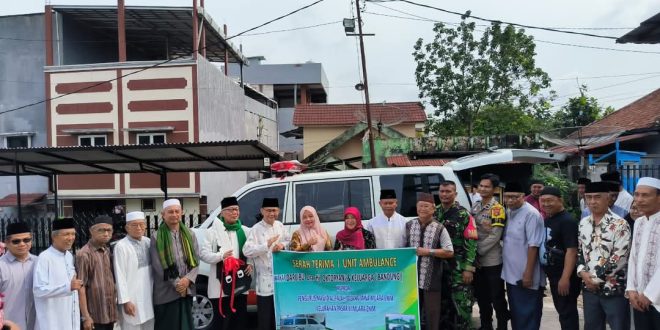 Masjid Al-Falah yang bertempat di Jalan Jendral Sudirman Talang Jawa, Kelurahan Pasar 3, Kecamatan Muara Enim, Kabupaten Muara Enim, menerima wakaf atau hibah 1 unit mobil ambulance dari Dra. Hj. Oktoryani dan keluarga, pada hari Jum’at, tanggal 27 Desember 2024. (BekisarMedia.id/Laras)