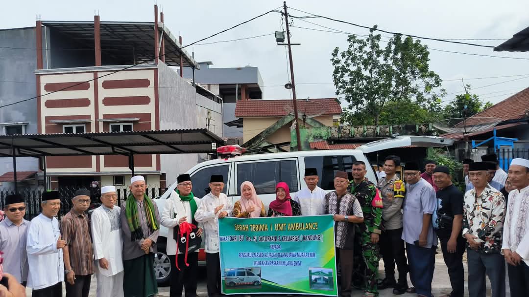Masjid Al-Falah yang bertempat di Jalan Jendral Sudirman Talang Jawa, Kelurahan Pasar 3, Kecamatan Muara Enim, Kabupaten Muara Enim, menerima wakaf atau hibah 1 unit mobil ambulance dari Dra. Hj. Oktoryani dan keluarga, pada hari Jum’at, tanggal 27 Desember 2024. (BekisarMedia.id/Laras)