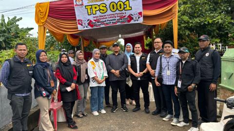 Badan Pengawas Pemilu (Bawaslu) Kota Palembang turun langsung mengawasi proses Pemungutan Suara Ulang (PSU) di Tempat Pemungutan Suara (TPS) 001 Kelurahan Lebong Gajah, Kecamatan Sematang Borang, pada hari Senin, tanggal 2 Desember 2024. (BekisarMedia.id/Angga)
