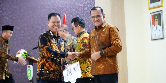Kepala Dinas Komunikasi dan Informatika (Kominfo) Kota Prabumulih, Mulyadi Musa, telah mencapai prestasi yang membanggakan dengan berhasil menyelesaikan Pelatihan Kepemimpinan Nasional (PKN) Tingkat II Angkatan XXXVII tahun 2024. (foto : kotaprabumulih.go.id)