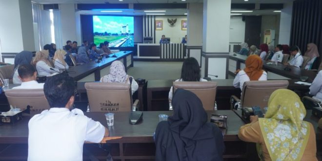 Kepala Dinas Komunikasi dan Informatika (Kominfo) Kota Prabumulih, Mulyadi Musa, didampingi Kepala Bidang Teknologi Informasi dan Komunikasi (TIK), Wingki, memimpin Rapat Koordinasi bersama seluruh Operator Sistem Pemerintahan Berbasis Elektronik (SPBE) di lingkungan Pemerintah Kota (Pemkot) Prabumulih. (foto : kotaprabumulih.go.id)