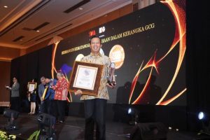 Direktur Sumber Daya Manusia (SDM), PT. Bukit Asam Tbk (PTBA), Suherman, menerima penghargaan Indonesia Most Trusted Company dalam ajang Corporate Governance Perception Index (CGPI) Award 2024 yang diselenggarakan oleh The Indonesian Institute for Corporate Governance (IICG) bekerja sama dengan Majalah SWA, hari Senin, tanggal 25 November 2024 di Jakarta. (foto : Tim Humas PT. Bukit Asam Tbk)