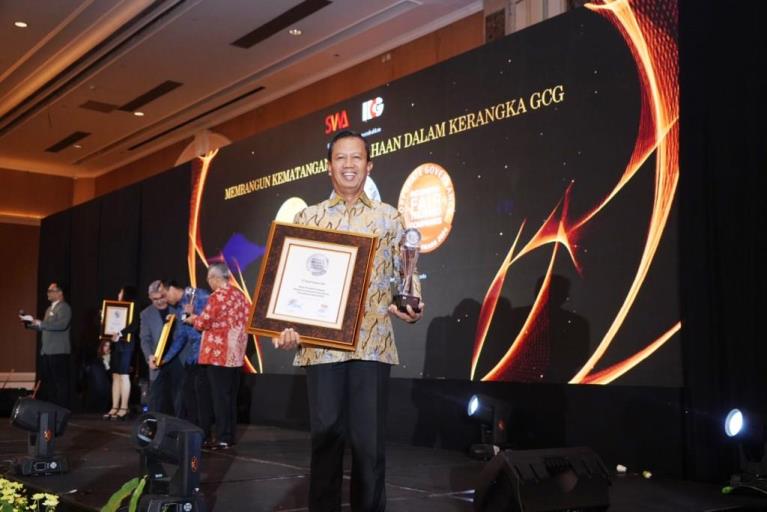 Direktur Sumber Daya Manusia (SDM), PT. Bukit Asam Tbk (PTBA), Suherman, menerima penghargaan Indonesia Most Trusted Company dalam ajang Corporate Governance Perception Index (CGPI) Award 2024 yang diselenggarakan oleh The Indonesian Institute for Corporate Governance (IICG) bekerja sama dengan Majalah SWA, hari Senin, tanggal 25 November 2024 di Jakarta. (foto : Tim Humas PT. Bukit Asam Tbk)