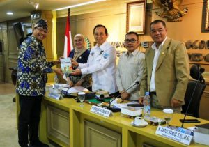 Badan Urusan Legislasi Daerah (BULD) Dewan Perwakilan Daerah (DPD) Republik Indonesia menggelar Rapat Dengar Pendapat Umum (RDPU) bersama Guru Besar Ilmu Administrasi dari Universitas Indonesia, Ketua Umum Masyarakat Publik Indonesia, dan Direktorat Jenderal (Ditjen) Bina Pemerintahan Desa Kementerian Desa dan Pembangunan Daerah Tertinggal Republik Indonesia. (foto : Biro Pemberitaan dan Media DPD RI)