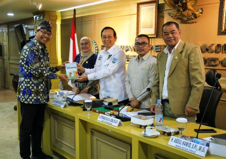 Badan Urusan Legislasi Daerah (BULD) Dewan Perwakilan Daerah (DPD) Republik Indonesia menggelar Rapat Dengar Pendapat Umum (RDPU) bersama Guru Besar Ilmu Administrasi dari Universitas Indonesia, Ketua Umum Masyarakat Publik Indonesia, dan Direktorat Jenderal (Ditjen) Bina Pemerintahan Desa Kementerian Desa dan Pembangunan Daerah Tertinggal Republik Indonesia. (foto : Biro Pemberitaan dan Media DPD RI)