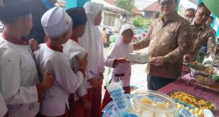 Plt. Staf Ahli Bupati Bidang Politik Hukum dan Pemerintahan, Dicky Meiriando, saat menghadiri pendistribusian program tersebut kepada siswa-siswi SD Negeri 2 Desa Lumpatan 2, Sekayu, pada hari Jum'at, tanggal 29 November 2024. (BekisarMedia.id/Eka Sahputra)