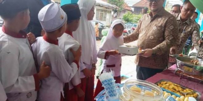Plt. Staf Ahli Bupati Bidang Politik Hukum dan Pemerintahan, Dicky Meiriando, saat menghadiri pendistribusian program tersebut kepada siswa-siswi SD Negeri 2 Desa Lumpatan 2, Sekayu, pada hari Jum'at, tanggal 29 November 2024. (BekisarMedia.id/Eka Sahputra)