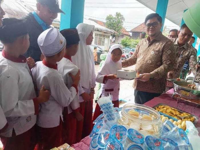 Plt. Staf Ahli Bupati Bidang Politik Hukum dan Pemerintahan, Dicky Meiriando, saat menghadiri pendistribusian program tersebut kepada siswa-siswi SD Negeri 2 Desa Lumpatan 2, Sekayu, pada hari Jum'at, tanggal 29 November 2024. (BekisarMedia.id/Eka Sahputra)