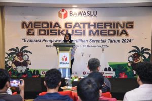 Lolly Suhenty, saat membuka acara Media Gathering & Diskusi Media dengan tema Evaluasi Pengawasan Pemilihan Serentak Tahun 2024 di Bintan, Kepulauan Riau, pada hari Selasa, tanggal 3 Desember 2024. (foto : Nofiar)