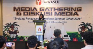 Lolly Suhenty, saat membuka acara Media Gathering & Diskusi Media dengan tema Evaluasi Pengawasan Pemilihan Serentak Tahun 2024 di Bintan, Kepulauan Riau, pada hari Selasa, tanggal 3 Desember 2024. (foto : Nofiar)