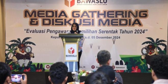 Lolly Suhenty, saat membuka acara Media Gathering & Diskusi Media dengan tema Evaluasi Pengawasan Pemilihan Serentak Tahun 2024 di Bintan, Kepulauan Riau, pada hari Selasa, tanggal 3 Desember 2024. (foto : Nofiar)