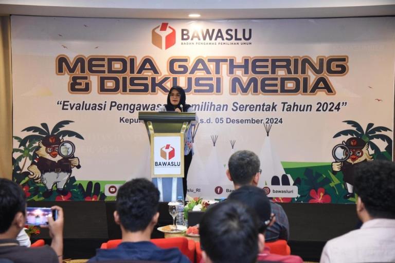 Lolly Suhenty, saat membuka acara Media Gathering & Diskusi Media dengan tema Evaluasi Pengawasan Pemilihan Serentak Tahun 2024 di Bintan, Kepulauan Riau, pada hari Selasa, tanggal 3 Desember 2024. (foto : Nofiar)