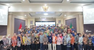 Kepala Dinas (Kadin) Komunikasi dan Informatika (Kominfo) Kota Prabumulih, Mulyadi Musa, menjadi narasumber acara Policy Brief yang bertemakan Transformasi Penyelenggaraan Layanan Publik untuk Meningkatkan Daya Saing Global di Aula Putri Kembang Dadar, BKPSDM Provinsi Sumatera Selatan (Sumsel), pada hari Jum'at, tanggal 20 Desember 2024. (BekisarMedia.id/Laras)