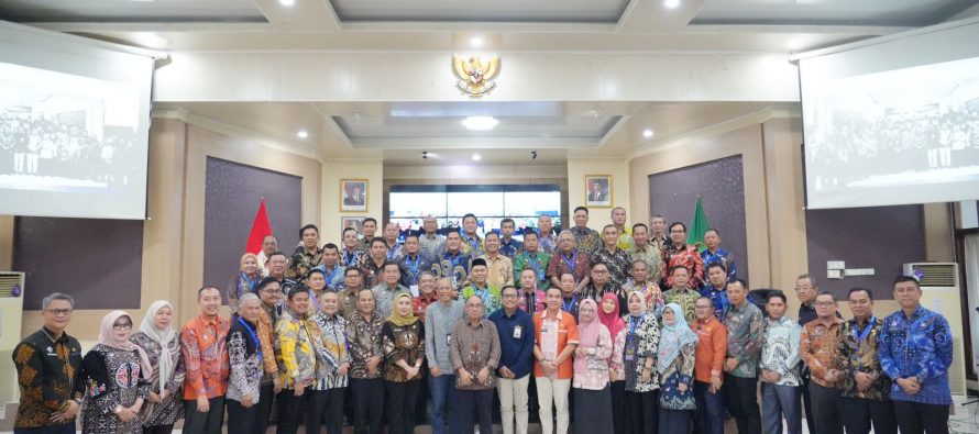 Kepala Dinas (Kadin) Komunikasi dan Informatika (Kominfo) Kota Prabumulih, Mulyadi Musa, menjadi narasumber acara Policy Brief yang bertemakan Transformasi Penyelenggaraan Layanan Publik untuk Meningkatkan Daya Saing Global di Aula Putri Kembang Dadar, BKPSDM Provinsi Sumatera Selatan (Sumsel), pada hari Jum'at, tanggal 20 Desember 2024. (BekisarMedia.id/Laras)
