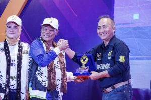 Sekretaris Daerah Kabupaten Musi Banyuasin, H. Apriyadi Mahmud, bersama Ketua Persatuan Wartawan Indonesia Provinsi Sumatera Selatan, Kurniadi, pada pembukaan Pekan Olahraga Wartawan Daerah di Stable Berkuda Sekayu, hari Selasa malam, tanggal 3 Desember 2024. (BekisarMedia.id/Eka Sahputra)