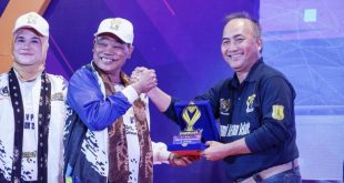 Sekretaris Daerah Kabupaten Musi Banyuasin, H. Apriyadi Mahmud, bersama Ketua Persatuan Wartawan Indonesia Provinsi Sumatera Selatan, Kurniadi, pada pembukaan Pekan Olahraga Wartawan Daerah di Stable Berkuda Sekayu, hari Selasa malam, tanggal 3 Desember 2024. (BekisarMedia.id/Eka Sahputra)