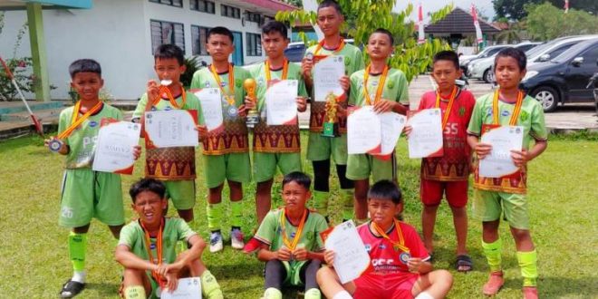 Pemain di Sekolah Sepak Bola Palembang Soccer Skills yang berhasil mendapatkan gelar juara kedua pada pada turnamen sepak bola antar SSB Kelompok Umur U-12 Tahun di Ajendam II Sriwijaya, pada hari Minggu, tanggal 22 Desember 2024. (BekisarMedia.id/Angga Putra)