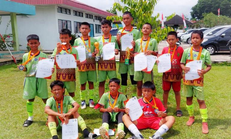 Pemain di Sekolah Sepak Bola Palembang Soccer Skills yang berhasil mendapatkan gelar juara kedua pada pada turnamen sepak bola antar SSB Kelompok Umur U-12 Tahun di Ajendam II Sriwijaya, pada hari Minggu, tanggal 22 Desember 2024. (BekisarMedia.id/Angga Putra)