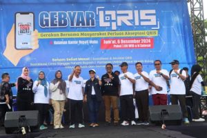 Sekretaris Daerah (Sekda) Kabupaten Musi Banyuasin (Muba), H. Apriyadi Mahmud, mengikuti Senam Sehat Massal Bersama dalam rangka Gebyar QRIS (Gerakan Bersama Masyarakat Perluas Akseptasi QRIS) yang bekerja sama dengan Bank Indonesia (BI), di Halaman Kantor Bupati Kabupaten Muba, pada hari Jum'at, tanggal 6 Desember 2024. (BekisarMedia.id/Eka)