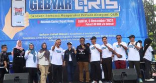 Sekretaris Daerah (Sekda) Kabupaten Musi Banyuasin (Muba), H. Apriyadi Mahmud, mengikuti Senam Sehat Massal Bersama dalam rangka Gebyar QRIS (Gerakan Bersama Masyarakat Perluas Akseptasi QRIS) yang bekerja sama dengan Bank Indonesia (BI), di Halaman Kantor Bupati Kabupaten Muba, pada hari Jum'at, tanggal 6 Desember 2024. (BekisarMedia.id/Eka)