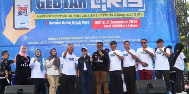 Sekretaris Daerah (Sekda) Kabupaten Musi Banyuasin (Muba), H. Apriyadi Mahmud, mengikuti Senam Sehat Massal Bersama dalam rangka Gebyar QRIS (Gerakan Bersama Masyarakat Perluas Akseptasi QRIS) yang bekerja sama dengan Bank Indonesia (BI), di Halaman Kantor Bupati Kabupaten Muba, pada hari Jum'at, tanggal 6 Desember 2024. (BekisarMedia.id/Eka)