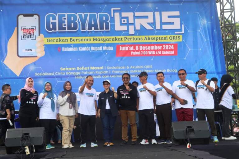 Sekretaris Daerah (Sekda) Kabupaten Musi Banyuasin (Muba), H. Apriyadi Mahmud, mengikuti Senam Sehat Massal Bersama dalam rangka Gebyar QRIS (Gerakan Bersama Masyarakat Perluas Akseptasi QRIS) yang bekerja sama dengan Bank Indonesia (BI), di Halaman Kantor Bupati Kabupaten Muba, pada hari Jum'at, tanggal 6 Desember 2024. (BekisarMedia.id/Eka)