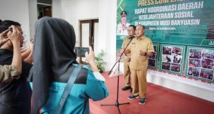 Sekretaris Daerah Kabupaten Musi Banyuasin, H. Apriyadi Mahmud, memberikan keterangan kepada wartawan, setelah menghadiri Rapat Kerja Koordinasi Daerah Kesejahteraan Sosial di Opproom Pemerintah Kabupaten Musi Banyuasin, pada hari Selasa, tanggal 3 Desember 2024. (BekisarMedia.id/Eka Sahputra)